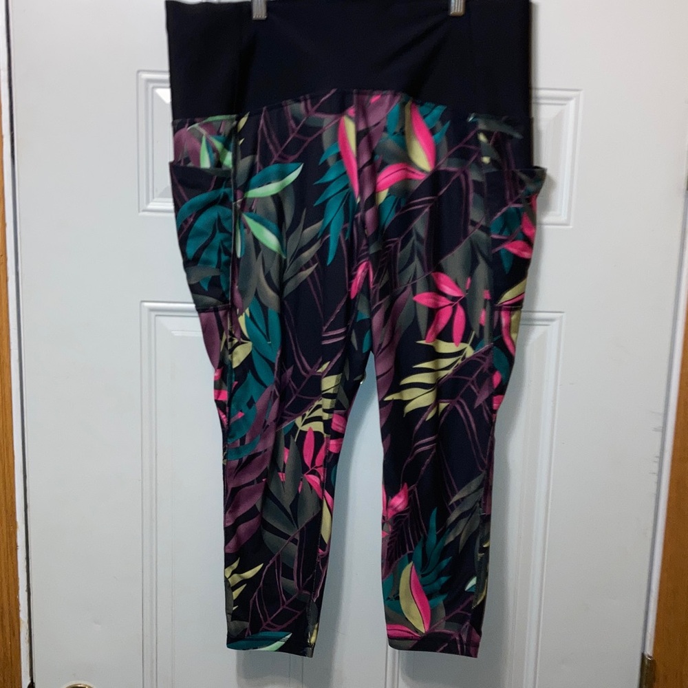 Xersion Tropical Print Capri Leggings 2X